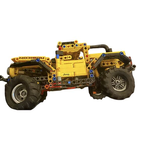LEGO Technic Jeep Wrangler Rubicon Building Toy Car Vehicle Yellow Assembled - Picture 6 of 6